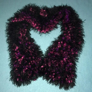 𝅺SCARF crocheted handmade with love 
Black fuzzy hot pink tiny pom Pom size OS